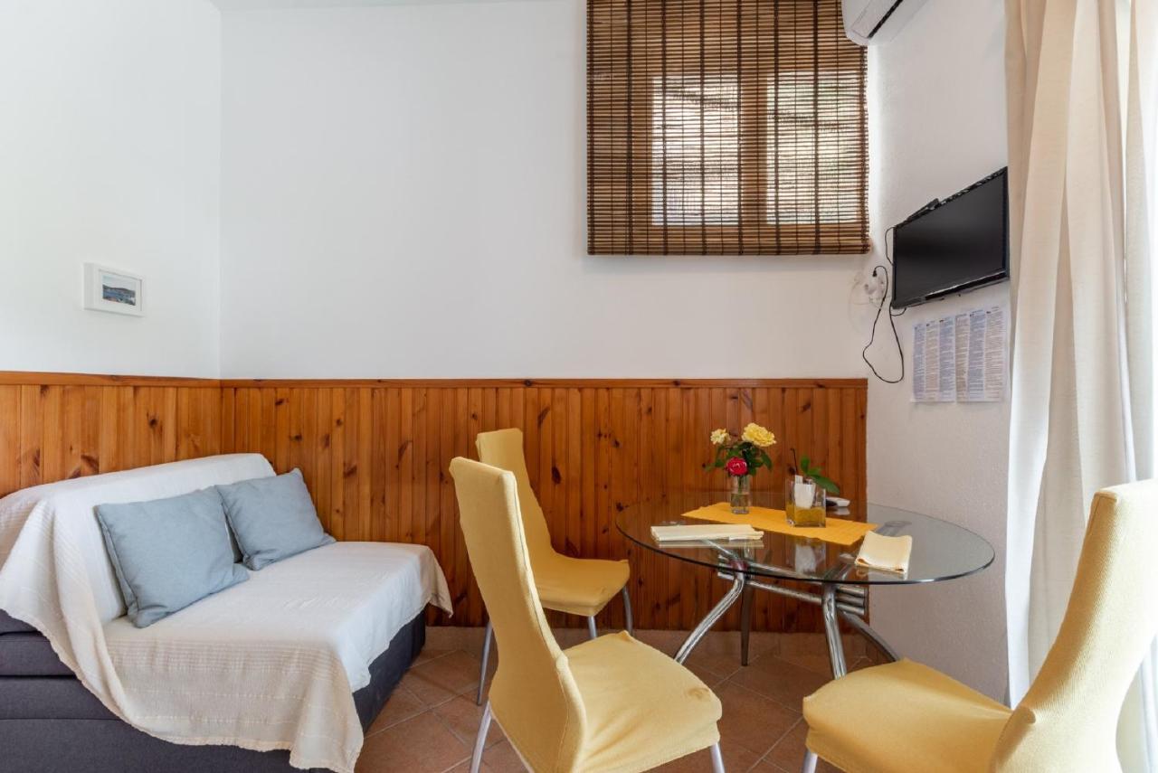 Apartments Darija Pucisca Exterior photo