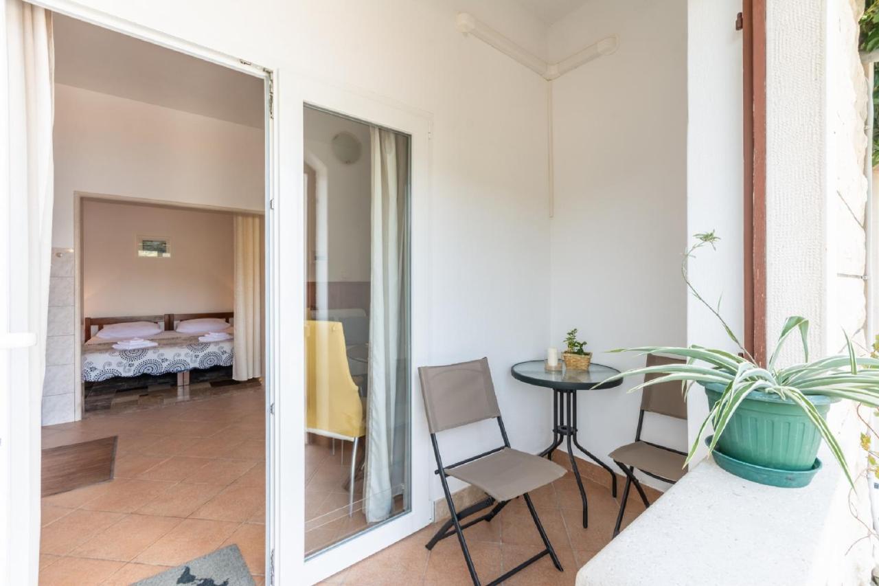 Apartments Darija Pucisca Exterior photo
